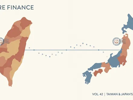 極簡幾何插畫：畫面左側是一枚飽滿渾圓、地瓜狀的台灣島（暖赭與沙褐色塊、非細長智利形），右側是弧形的日本列島（霧藍與赭色），兩座島上各有一枚相同的「郵戳加硬幣」符號（象徵日本郵政銀行與台灣中華郵政是雙胞胎）；兩島之間以一條細水平線相連、線上散布幾個小六邊形點（象徵代幣化存款 DCJPY 的區塊鏈數位未來）；暖米白背景，大面積留白，低飽和莫蘭迪色，flat design。