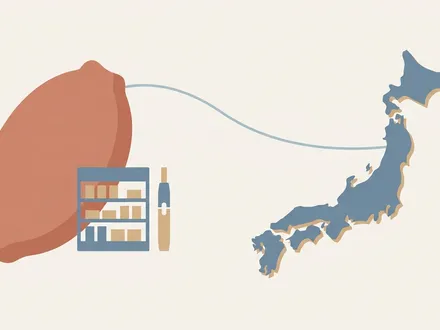 極簡幾何插畫：畫面左側是一枚象徵台灣的島嶼輪廓（低飽和暖赭色、地瓜狀飽滿渾圓，非細長智利形），右側是一枚象徵日本的抽象輪廓，兩者以一條霧藍色細線相連（象徵台日連結）；台灣島的輪廓內疊印一個極簡的超商貨架與一支加熱菸載具符號（象徵傑太日煙約 52% 市佔與 Ploom 登台）；暖米白背景，大面積留白，低飽和莫蘭迪色，flat design。